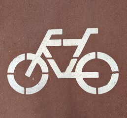 Símbolo de carril bici en calle urbana pintado con pintura blanca 