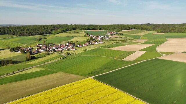 Typisch deutsches Dorf inmitten weiter Ackerlandschaft. Blick aus der Luft
