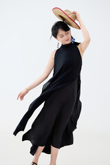 Naklejka premium Studio shot of a beautiful woman wearing a black jumpsuit for summer travel
