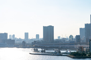 Fototapeta premium 港と都市風景