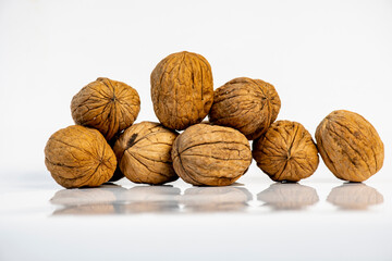 primer plano nueces de california con cascara con fondo blanco difuminado