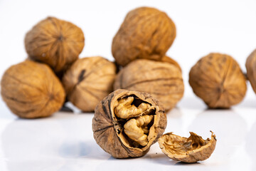 primer plano nuez de california con cascara abierta y fondo blanco difuminado