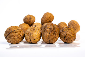 nueces con cascara y fondo de nueces difuminado blanco.