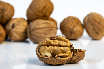 nueces de california con cascara abierta y fondo difuminado