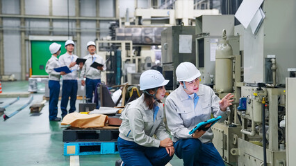 工場で働く作業員グループ