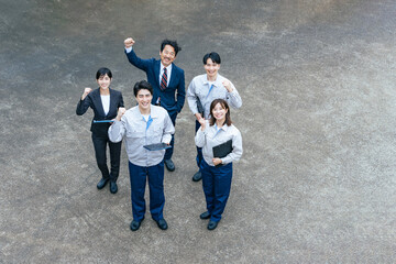 屋外に並ぶ会社従業員の集合写真