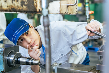 工場で機械を操作する男性作業員