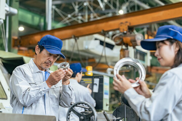 工場で製品を検品する作業員グループ
