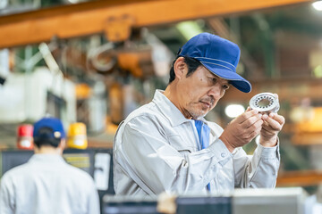 工場で製品を検品する男性作業員