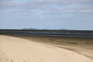
Blick über Strand und das niedersächsische Wattenmeer auf die Insel Neuwerk in der Nordsee vor...