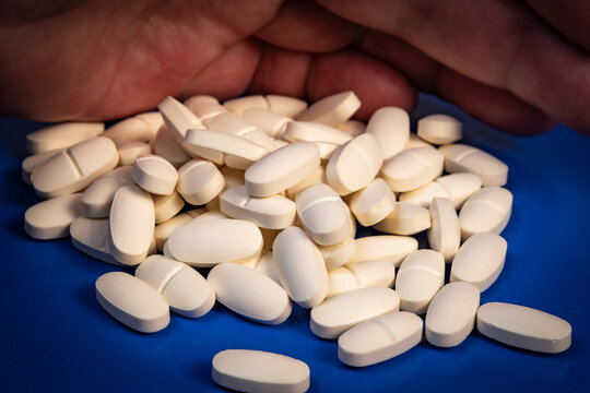tarro amarillo con pastillas blanca medicina con fondo azul aporte vitaminas