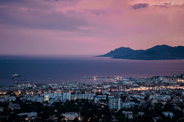 Crépuscule sur la baie de Cannes et l'Esterel