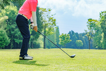新緑の芝生が綺麗なゴルフ場