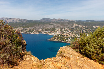 Obraz premium Birdseye view of Cassis and surroundings from hiking viewpoint in France.