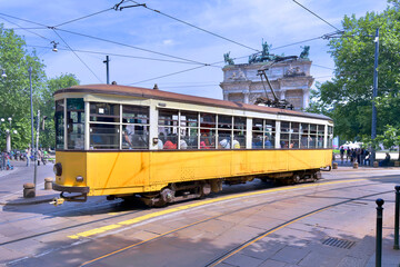 tram e arco della pace a milano in italia