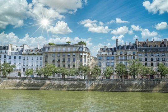 Paris, ile saint-louis and quai de Bethune