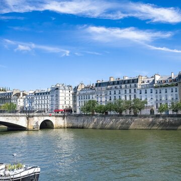 Paris, ile saint-louis and quai de Bethune