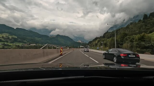 Fahrt auf der Autobahn, aufgenommen von einer Kamera auf dem Armaturenbrett
