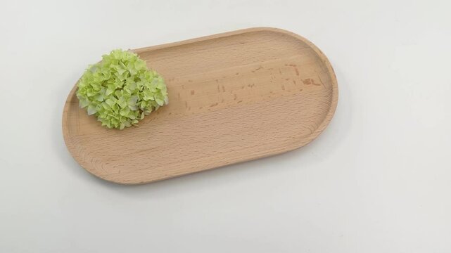 sistemazione di fiori d'ortensia su un vassoio in legno grezzo, vista da sopra