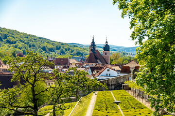 Fototapeta premium Frühsommerliche Wanderung rund um die Fachwerkstadt Schmalkalden am Südwesthang vom Thüringer Wald - Thüringen - Deutschland 