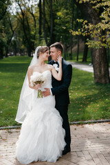 Naklejka premium the groom in a brown suit and the bride in a white dress