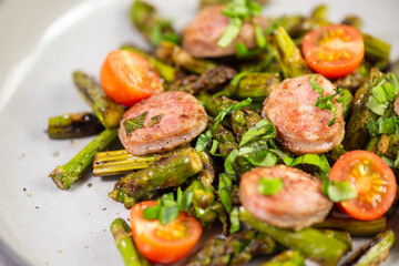 Green asparagus with Salsiccia