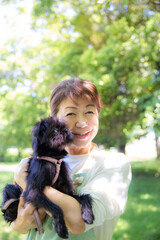 ペットの犬を抱く日本人の女性