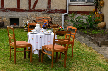 Kaffee trinken im Bauerngarten