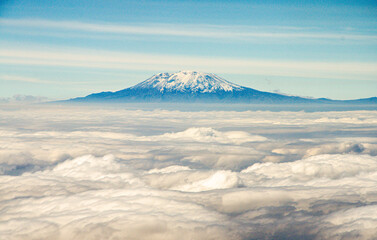 vue du Kilimandjaro depuis un avion