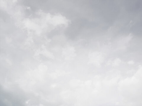 薄いふわふわの雲が広がる、大人っぽい曖昧さがあるニュアンスグレーの曇り空の背景画像