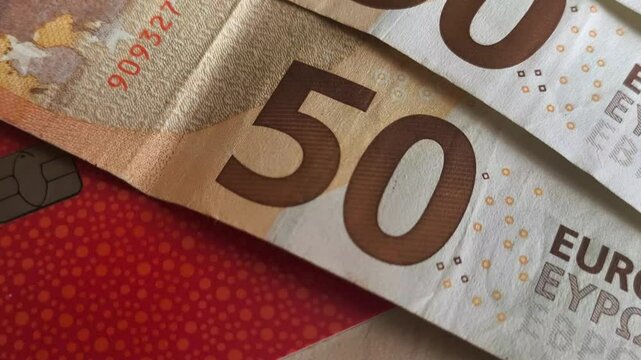 Dinero en met&aacute;lico contra tarjeta de cr&eacute;dito 