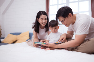 Before putting the kids to bed, parents, and kid unwind and play in the bedroom