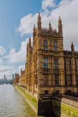 Fototapeta premium The majestic Palace of Westminster, home to the UK Parliament, stands as a symbol of British democracy. Its iconic Gothic Revival architecture dominates the London skyline