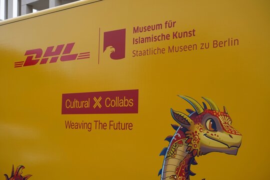 Werbung des Museums f&uuml;r Islamische Kunst auf einem Lieferwagen der Deutschen Post in Berlin am 01.06.2025