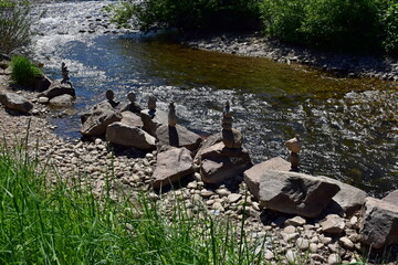 Steinstapel am Ufer der Dreisam in Freiburg
