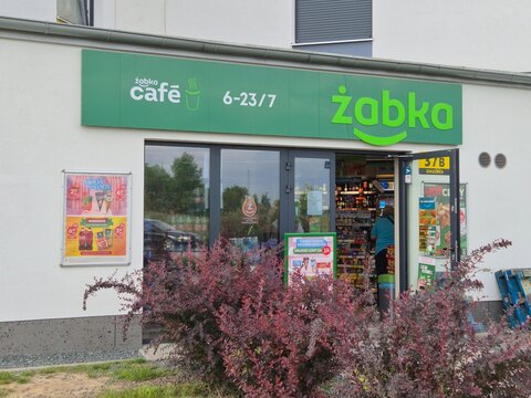 Żabka. Baner reklamowy dużego sklepu marketu sieciowego Żabka