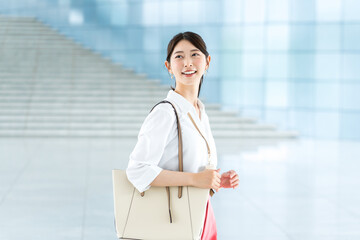 ビジネスカジュアルの若い女性。