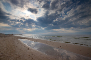 Krajobraz morski, linia brzegowa na plaży, tapeta, wakacje i wypoczynek nad morzem, Morze Bałtyckie, niebieskie niebo i piaszczysta plaża