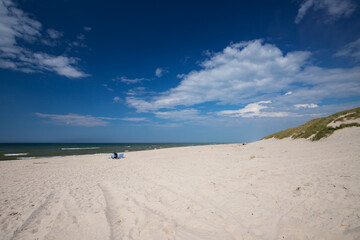 Krajobraz morski, linia brzegowa na plaży, tapeta, wakacje i wypoczynek nad morzem, Morze Bałtyckie, niebieskie niebo i piaszczysta plaża