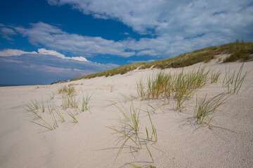 Krajobraz morski, linia brzegowa na plaży, tapeta, wakacje i wypoczynek nad morzem, Morze Bałtyckie, niebieskie niebo i piaszczysta plaża