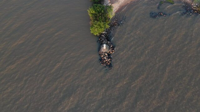 Vista de drone no Lago Gua&iacute;ba na regi&atilde;o da Ilha dos Jangadeiros