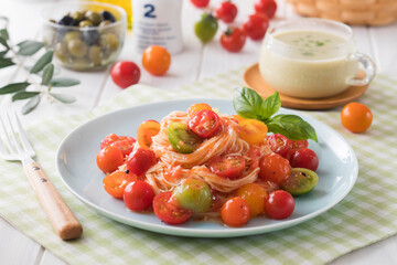 【たっぷりトマトの冷製パスタ】しっかり冷やしたカッペリーニ。トマトたっぷりのソース。暑い夏にさっぱり楽しめる嬉しい一品。