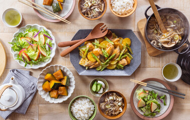 【ちゃんちゃん焼きを囲む食卓】ちゃんちゃん焼き。南瓜の煮物。きのこ汁。林檎を使ったサラダ。玄米ごはん。いつもの食卓。