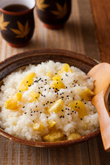 【栗おこわ】黄金に輝く栗たっぷりのおこわ。自然な甘みとホクホク優しい食感。豊かな秋の味覚です。