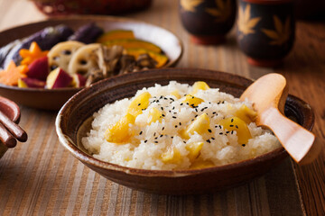【栗おこわ】黄金に輝く栗たっぷりのおこわ。自然な甘みとホクホク優しい食感。豊かな秋の味覚です。