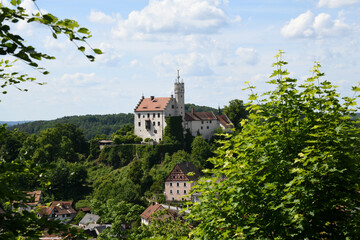 Die Höhenburg Gößweinstein in der Fränkischen Schweiz in Mittelfranken, Franken, Bayern, Deutschland im Landkreis Forchheim wurde vor 1070 erbaut.Ein beliebtes Touristenziel Gößweinstein, 31. Mai 2025