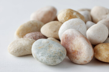 Obraz premium closeup view of smooth pebbles showcasing their unique textures and delicate highlights