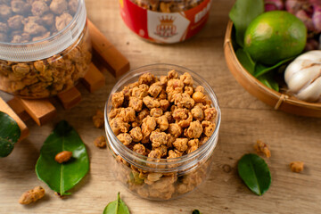 Peanuts wrapped in flour, eggs and spices, which are fried, have a textured shape, with a crunchy, crunchy and savory taste. usually called 