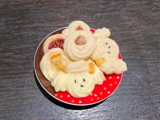 赤い皿に盛られた可愛いクッキー