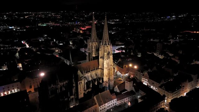 Der Dom St. Peter zu Regensburg, Regensburger Dom Deutschland, Luftansicht in der Nacht. World Heritage Site St Peters Cathedral in Regensburg, Germany, sky view at dark. Theme Europe trip. landmark. 